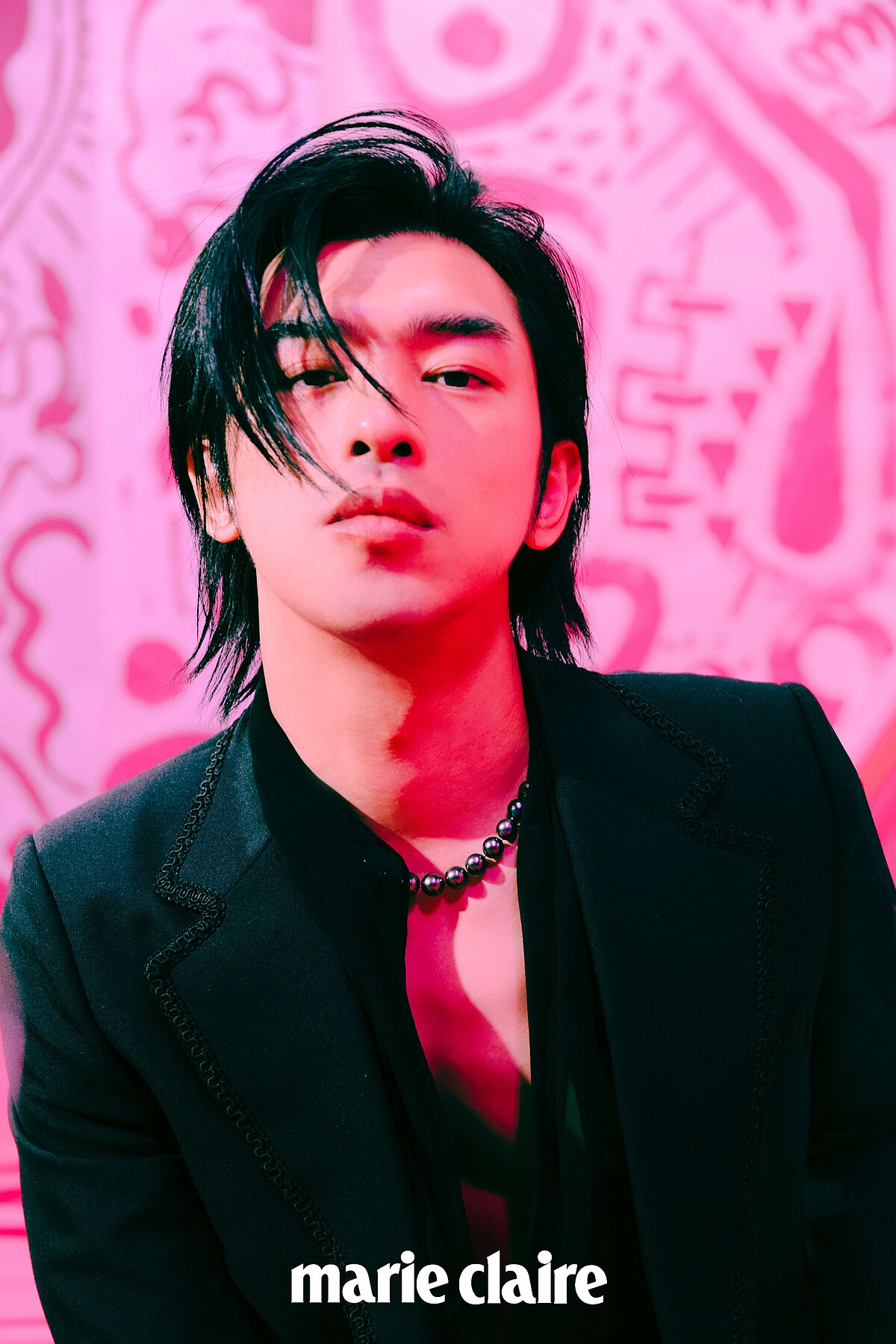 黑珍珠串鍊，TASAKI。黑色網紗圍裹襯衫、西裝外套，all by Gucci。