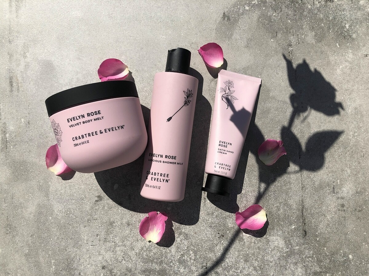 瑰柏翠明星產品伊芙琳玫瑰系列靈感源自於當代女性，以木質花香韻味顛覆經典。