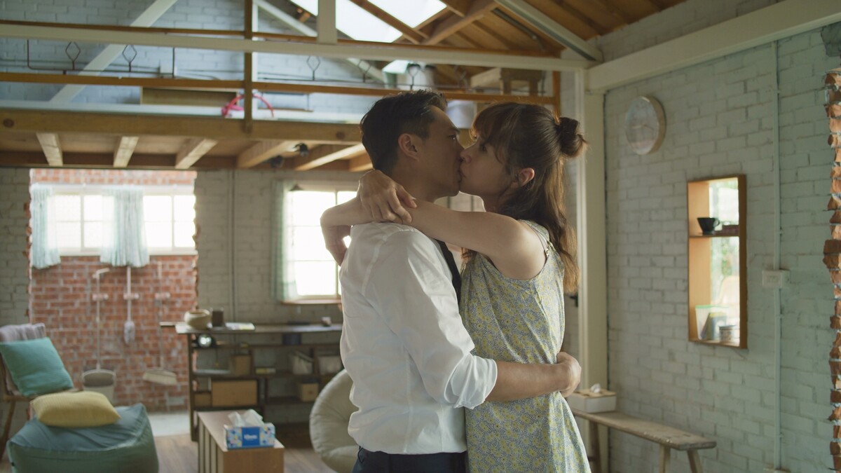 ▲▼陳嘉玲熱情擁吻蔡永森，卻因放屁把偶像劇演成悲劇。（圖 / 華視、CATCHPLAY提供）