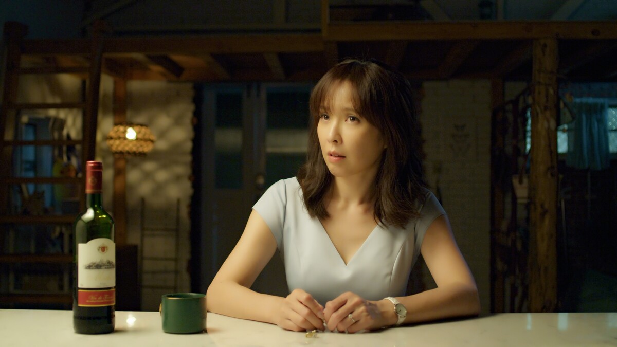 ▲▼洪育萱摸著婚戒，眼神落寞決定離開，陳嘉玲出面攔車。（圖 / 華視、CATCHPLAY提供）