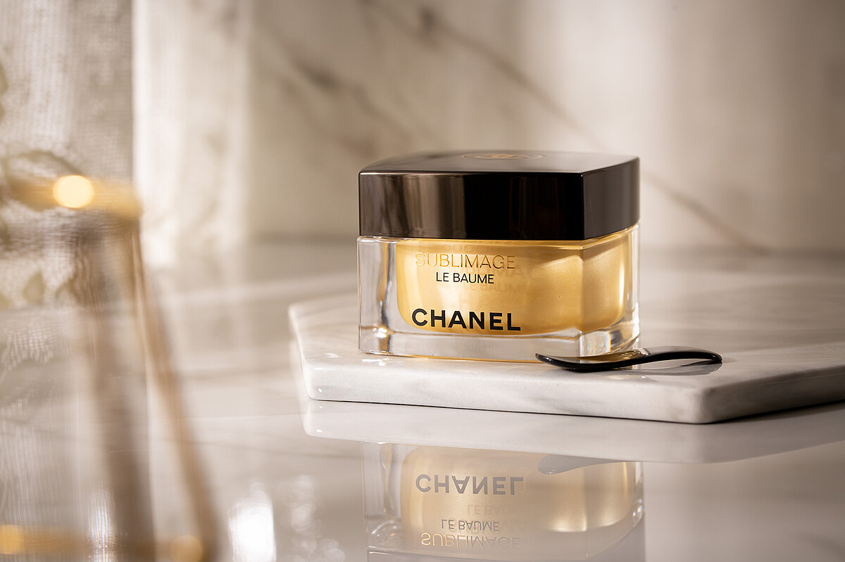 「香奈兒奢華精質重生修護霜」絲滑愉悅的清爽質地，讓人沉浸在療癒的舒適感受中。