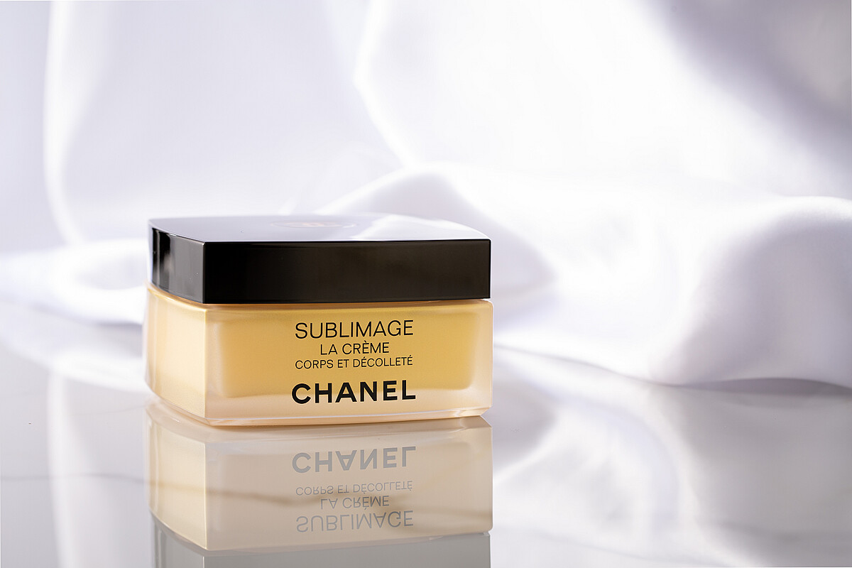 「香奈兒奢華金燦彈力頸胸霜」微粒精華瞬間提亮肌膚，散發精細美肌質感。