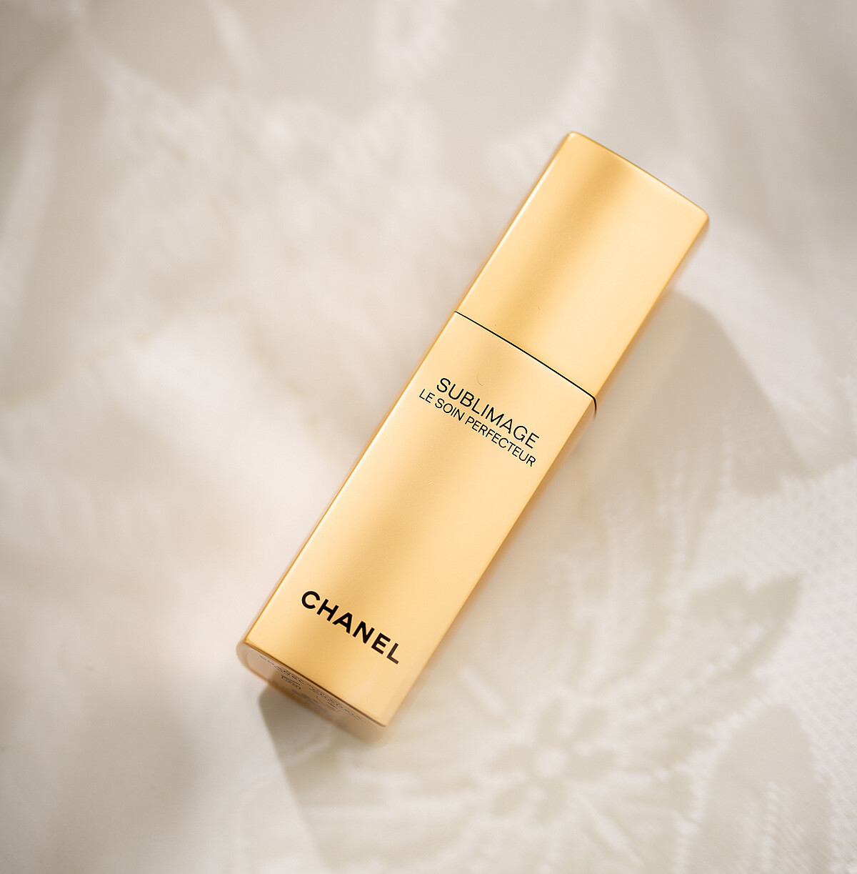 「香奈兒奢華金燦晶緻柔膚乳」是款具滋潤聚光效果的妝前保養乳，均勻膚況，勻淨自然。