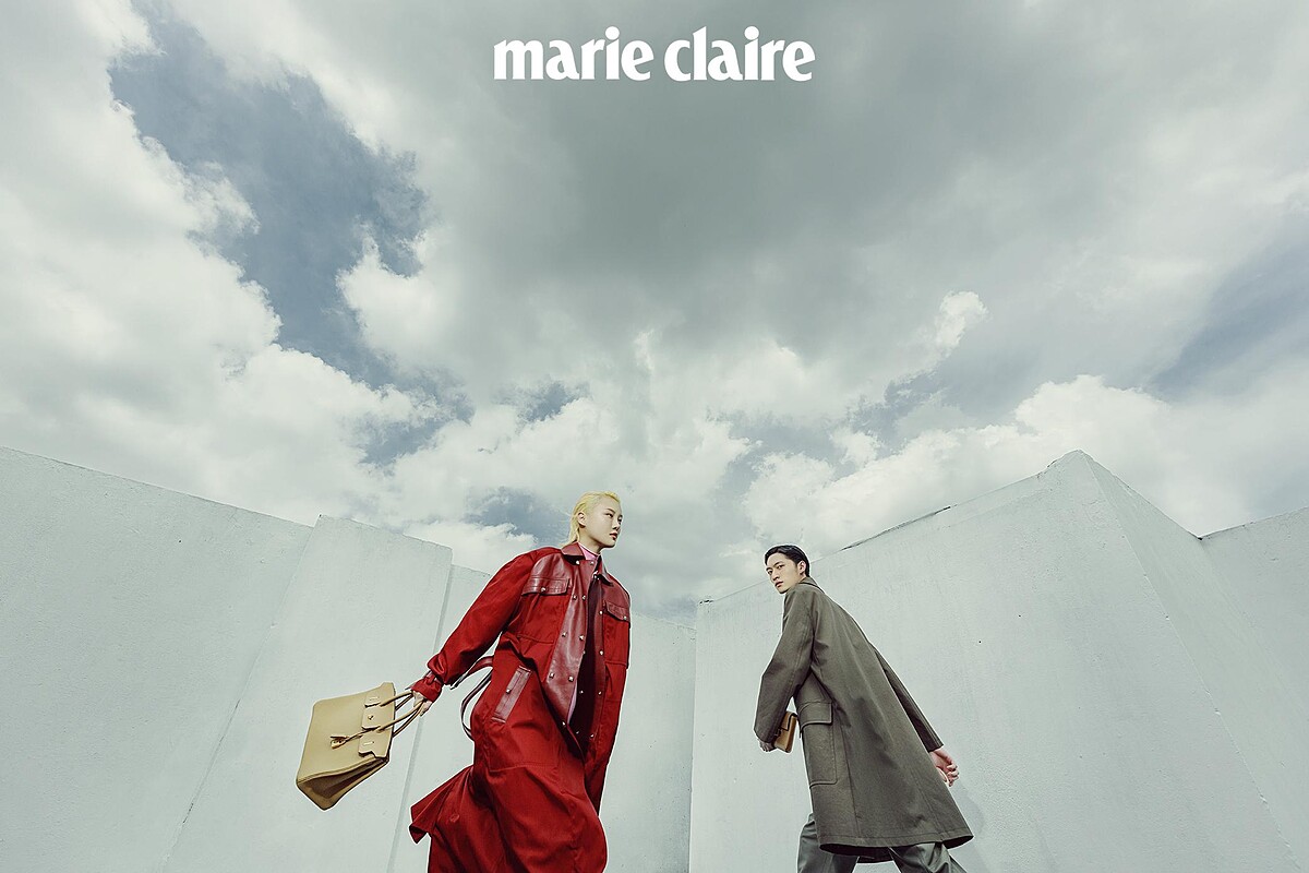 Gia Tang：紅色長版風衣、立領針織連身洋裝、黑色皮長靴、Birkin 3 En 1 系列小牛皮包，all by Herm&egrave;s。 Zachary Chou：軍綠色大衣、墨綠色高領針織衫、軍綠色縮口長褲、小牛皮手拿包，all by Herm&egrave;s。