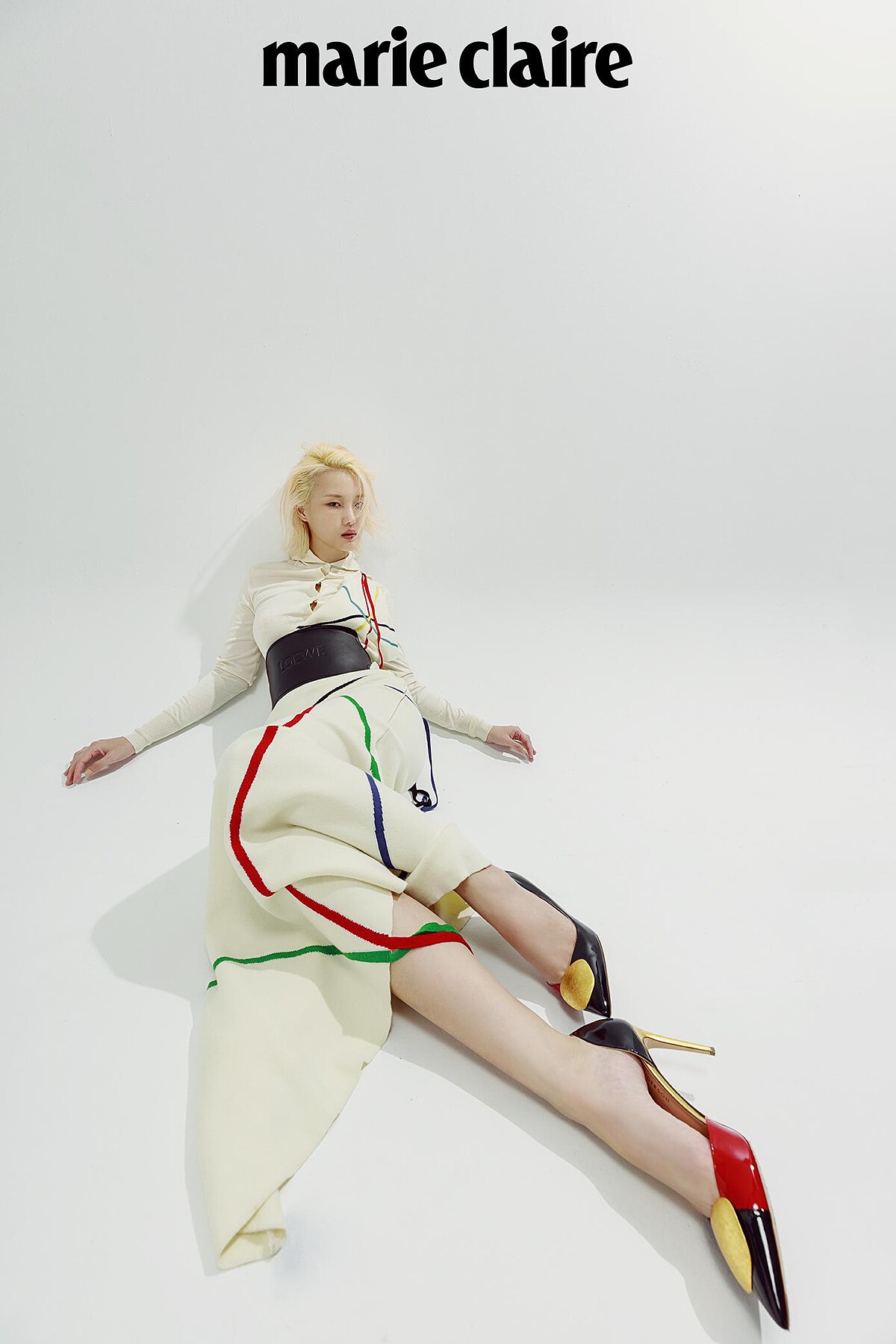 白色彩條馬球衫、白色彩條魚尾裙、黑色腰封，all by Loewe；金箔跟鞋， Sauvereign。