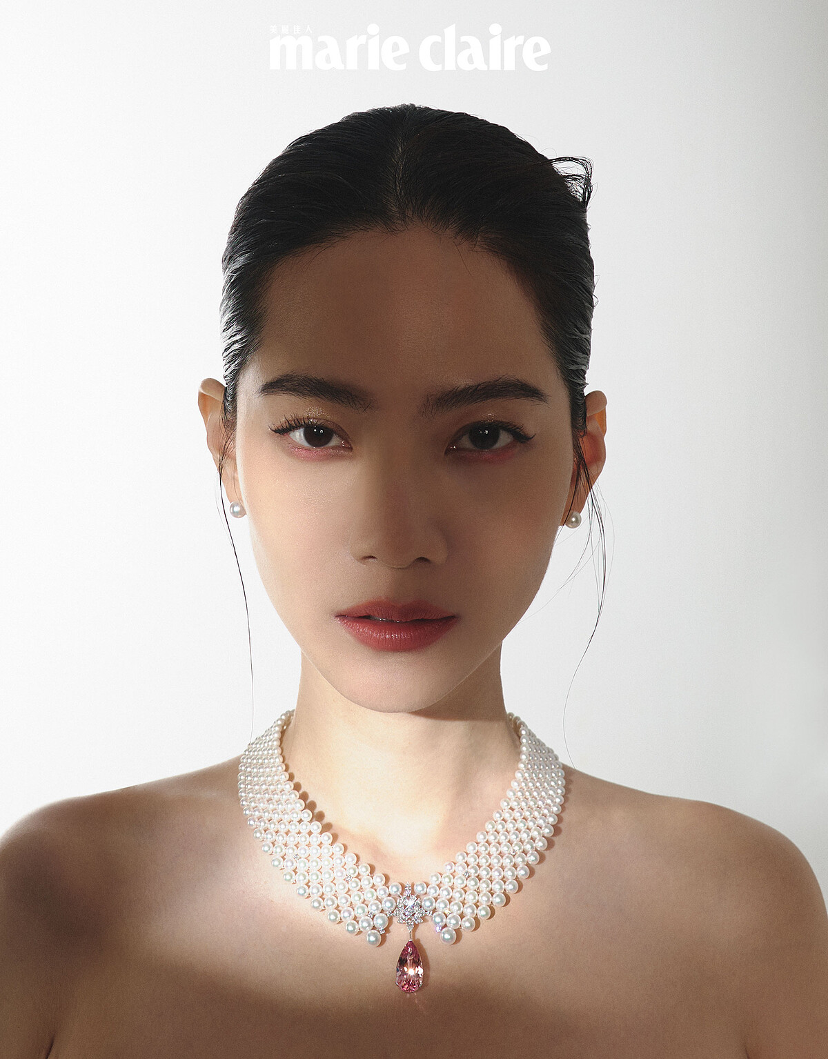 18K白金鑲嵌鑽石、日本 Akoya 珍珠及一顆重約8.00克拉摩根石的頂級珠寶系列摩根石珍珠領型項鍊、18K白金與日本 Akoya 珍珠耳環，both by Mikimoto。