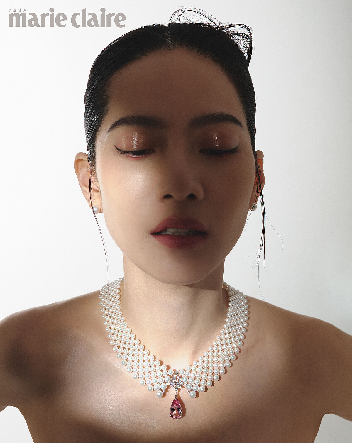 18K白金鑲嵌鑽石、日本 Akoya 珍珠及一顆重約8.00克拉摩根石的頂級珠寶系列摩根石珍珠領型項鍊、18K白金與日本 Akoya 珍珠耳環，both by Mikimoto。