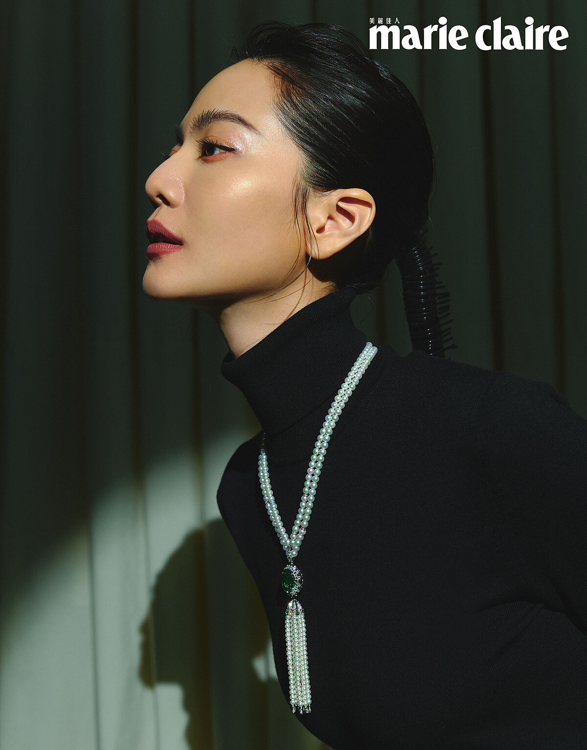 黑色高領衫，Prada；18K白金鑲嵌鑽石、日本 Akoya 珍珠與一顆重約18.05克拉綠碧璽的頂級珠寶系列綠碧璽珍珠流蘇項鍊，Mikimoto。