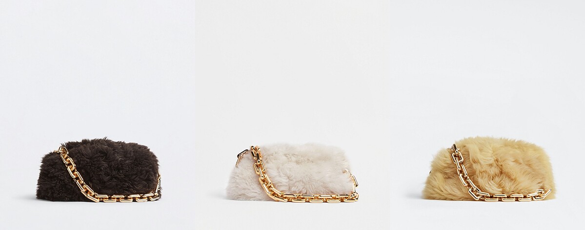 Bottega Veneta Chain Pouch毛絨款，售價NT$128,000