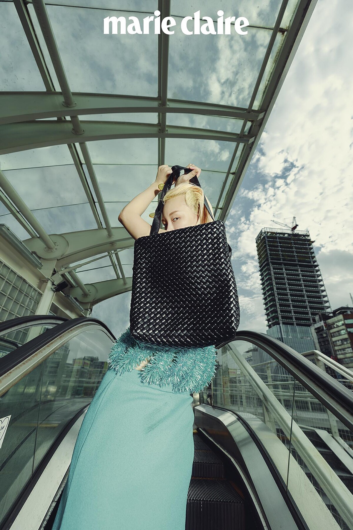 藍綠色洋裝、黑色編織大金釦肩背包，both by Bottega Veneta。