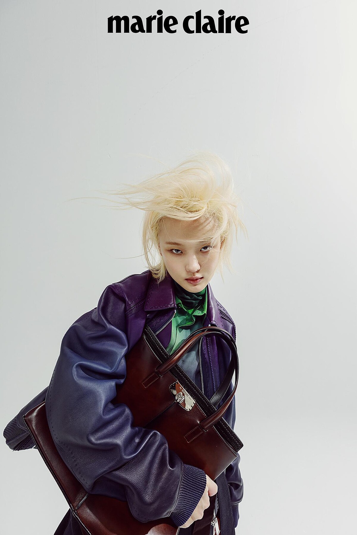 紫色渲染皮衣、綠色渲染襯衫、綠色高領上衣、咖啡色手提公事包，all by Berluti。