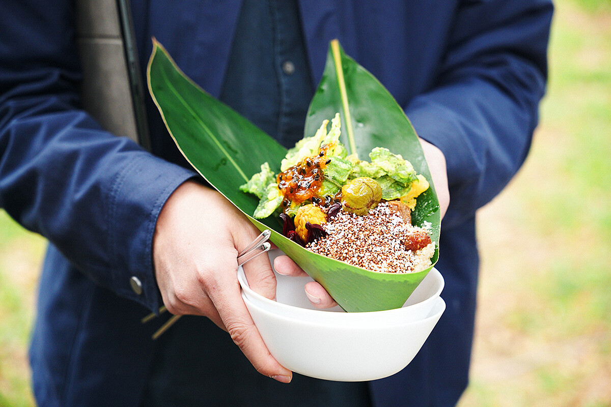 店家會準備自然素材食器裝載菜餚。