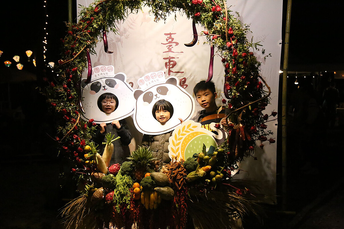 以各種自然材質裝飾現場。