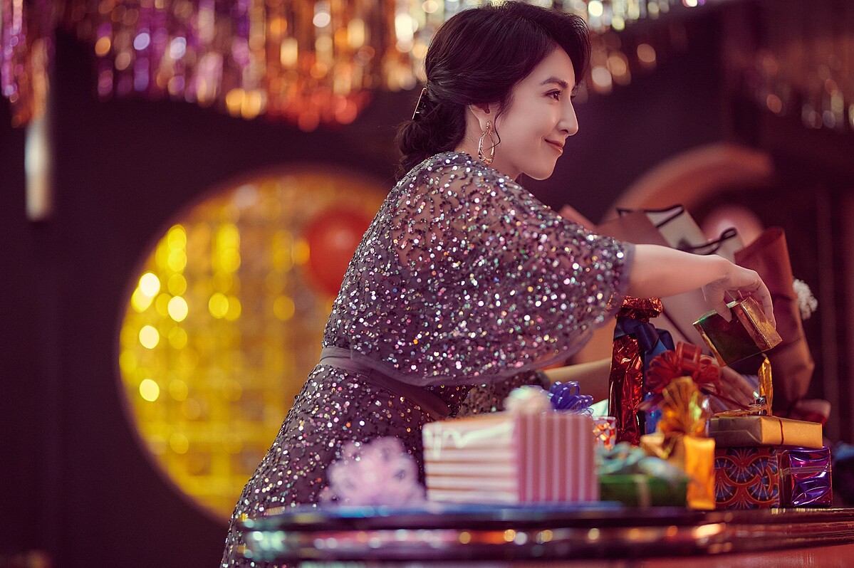 主角群們在Netflix獨家影集《華燈初上》中妝髮造型華麗多變