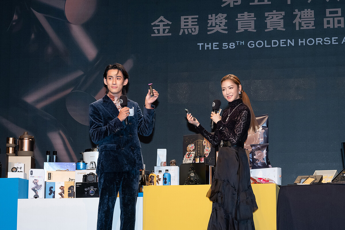 金馬貴賓禮品發表會，紅毯主持人楊千霈、徐鈞浩介紹烏魚子蛋捲