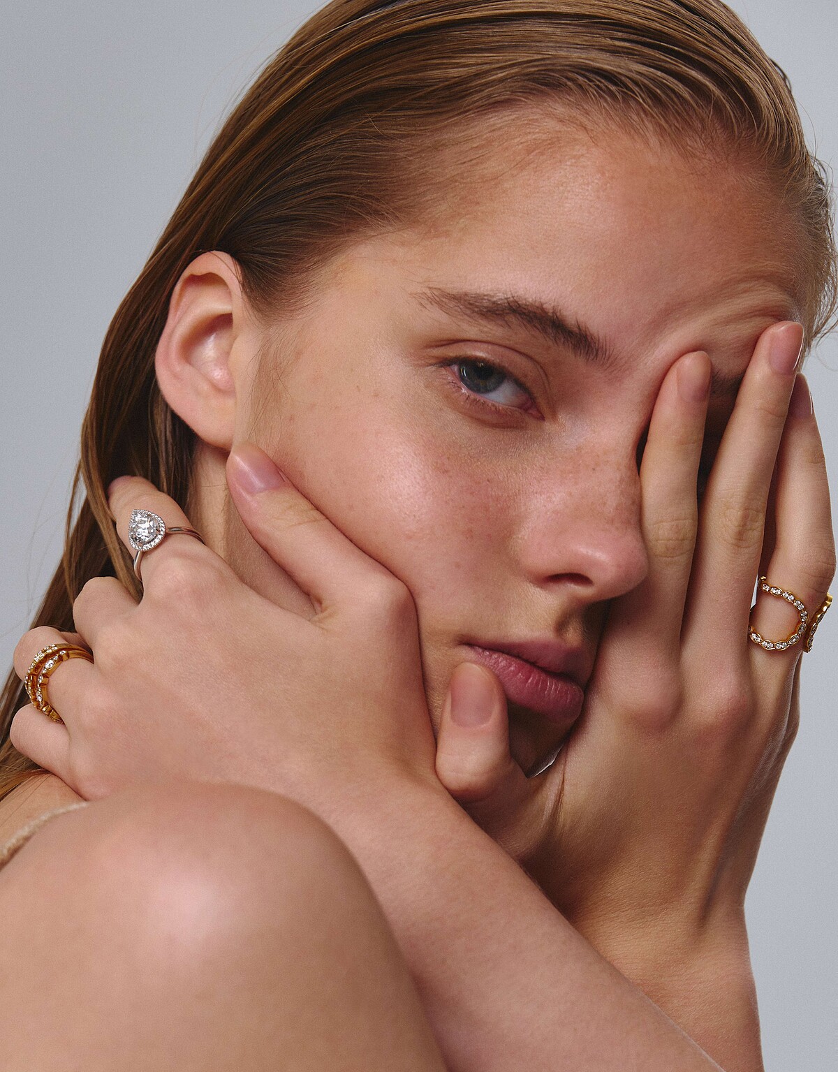 (左)Juliette Pear Halo白K金鑽石戒指 主鑽約2ct/Lorelei Floral黃K金鑽石戒指/Aerial Regal黃K金鑽石戒指/(右)Lorelei Floral黃K金鑽石戒指