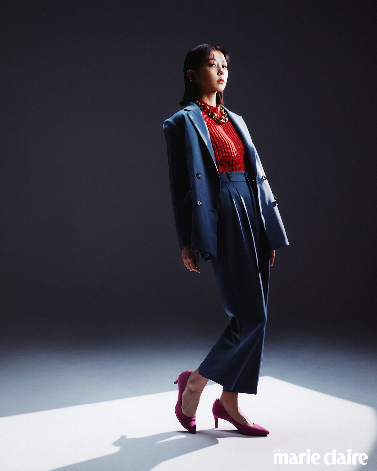 灰藍色西裝外套、灰藍色西裝長褲、橘紅色微高領針織衫、桃紅色高跟鞋,all by GU。