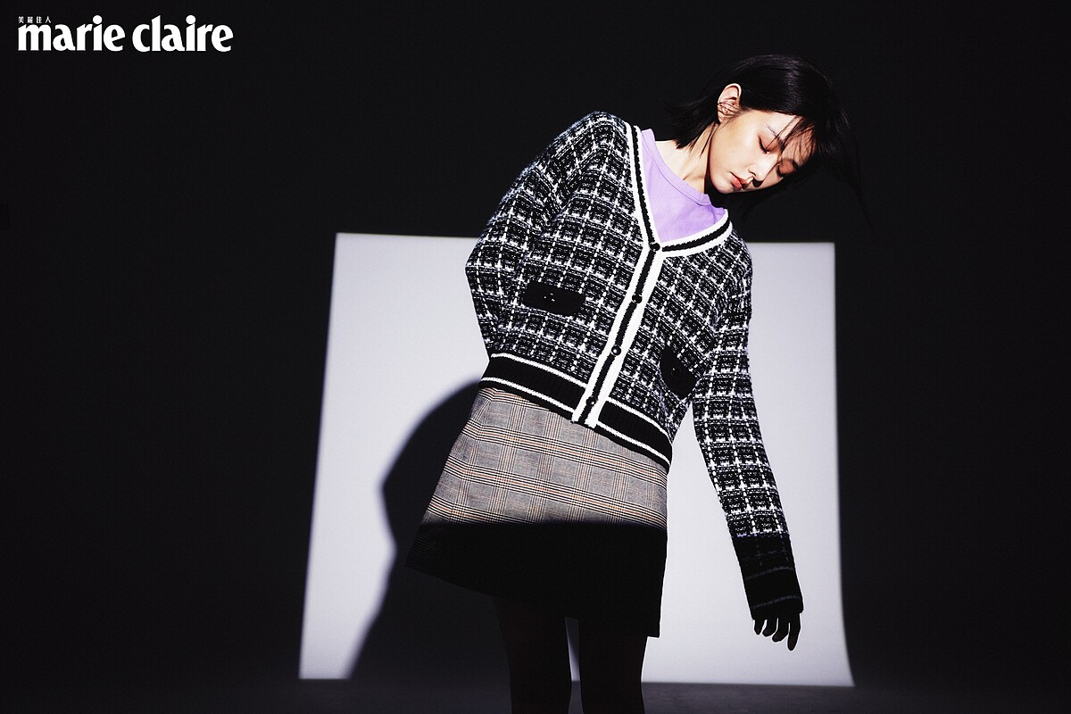 黑色針織外套、紫色上衣、灰色格紋短裙,all by GU。