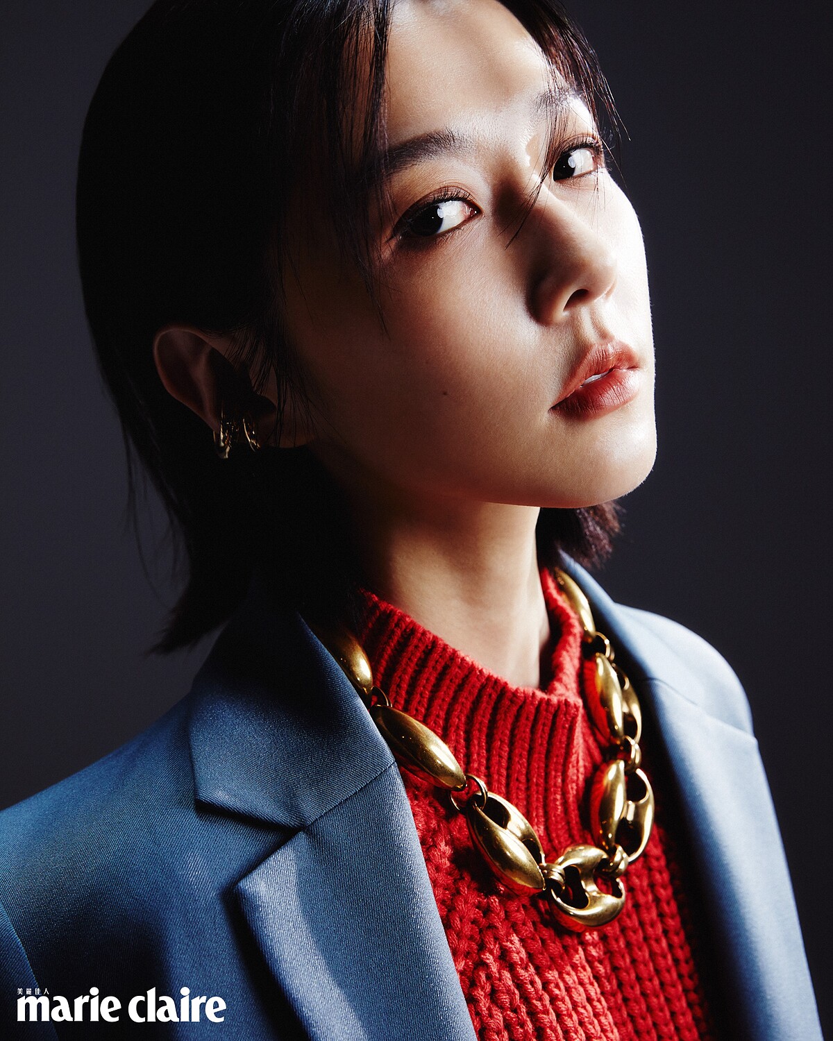 灰藍色西裝外套、橘紅色微高領針織衫,both by GU。