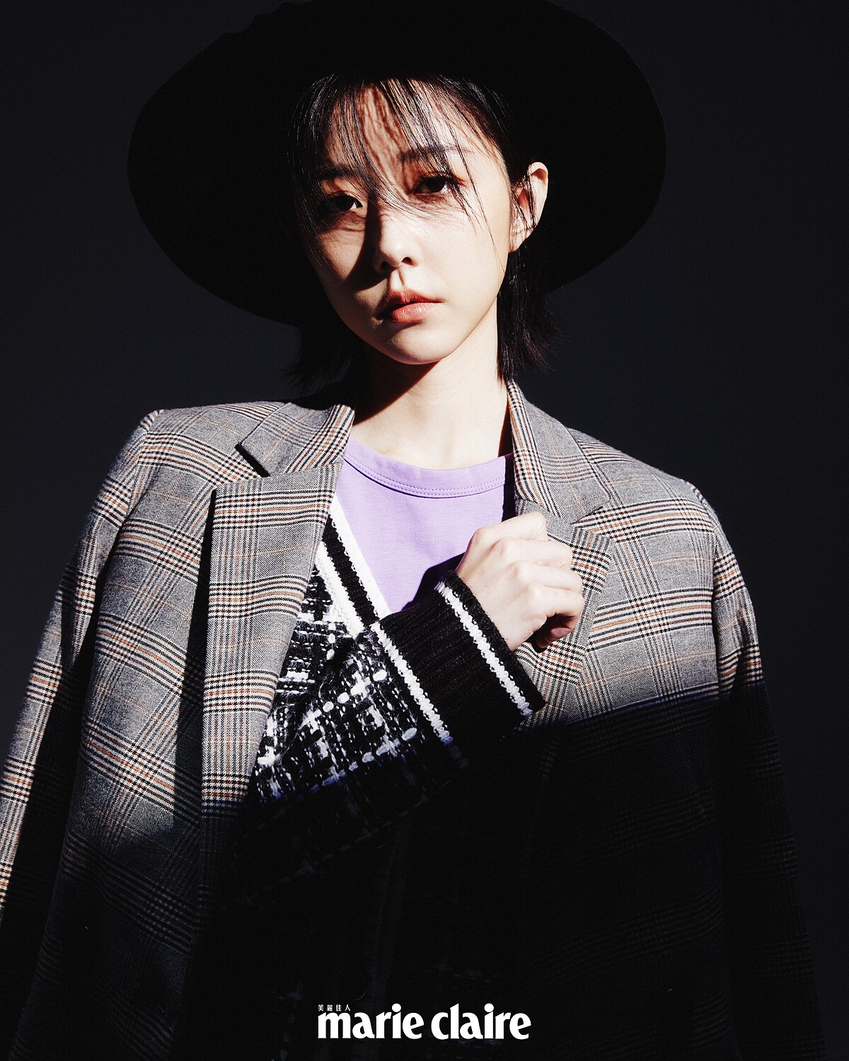 灰色格紋西裝外套、黑色針織外套、紫色上衣,all by GU。