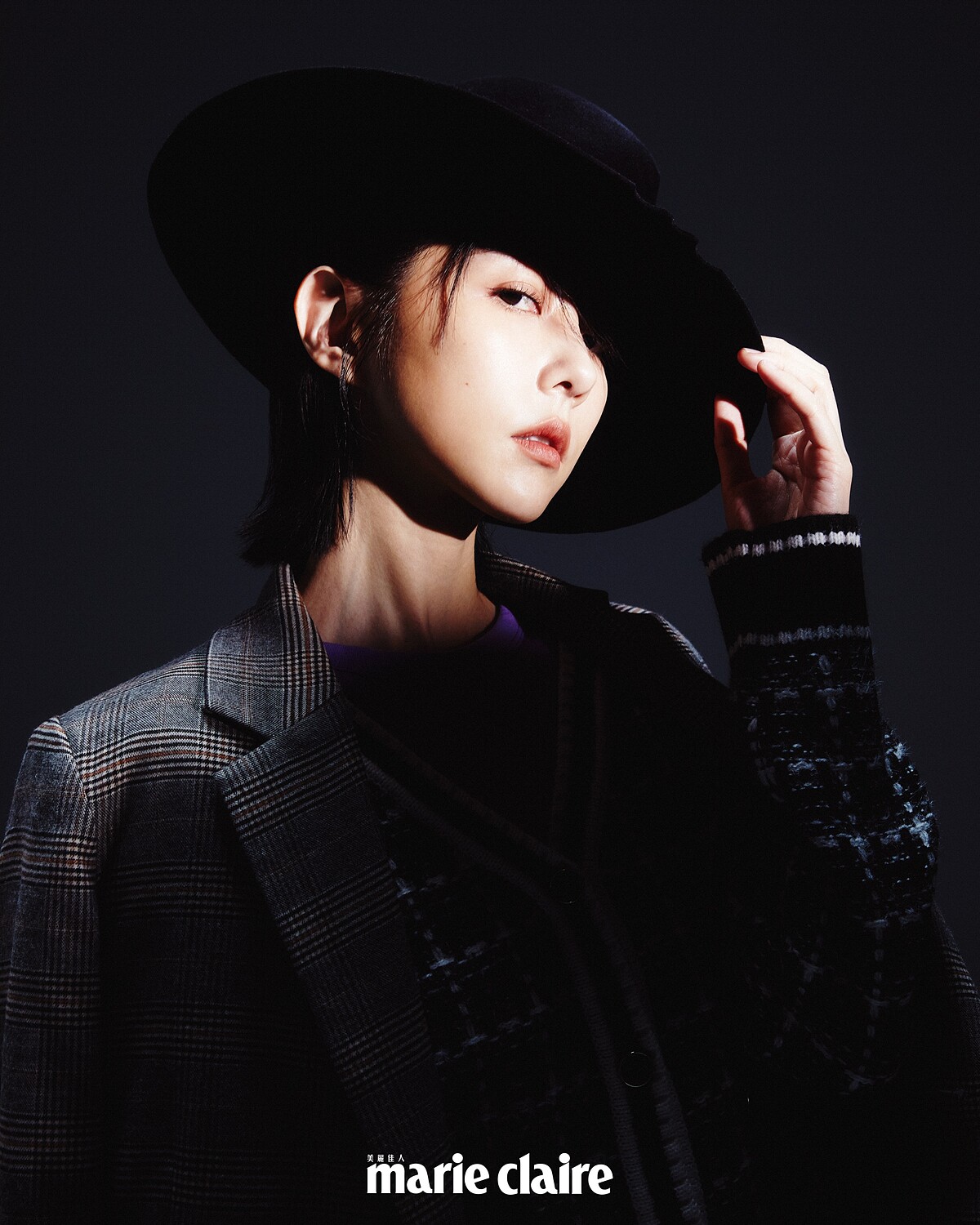 灰色格紋西裝外套、黑色針織外套、紫色上衣,all by GU。