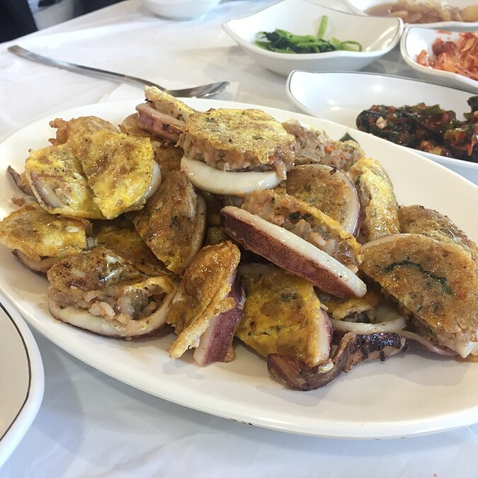 韓國束草的代表美食之一「魷魚米腸」。