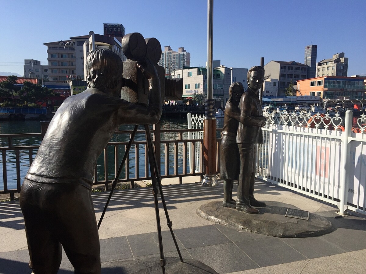 韓國束草「阿爸村」的藍色生死戀場景。