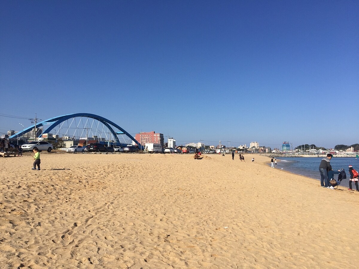 韓國束草的阿爸村沙灘。