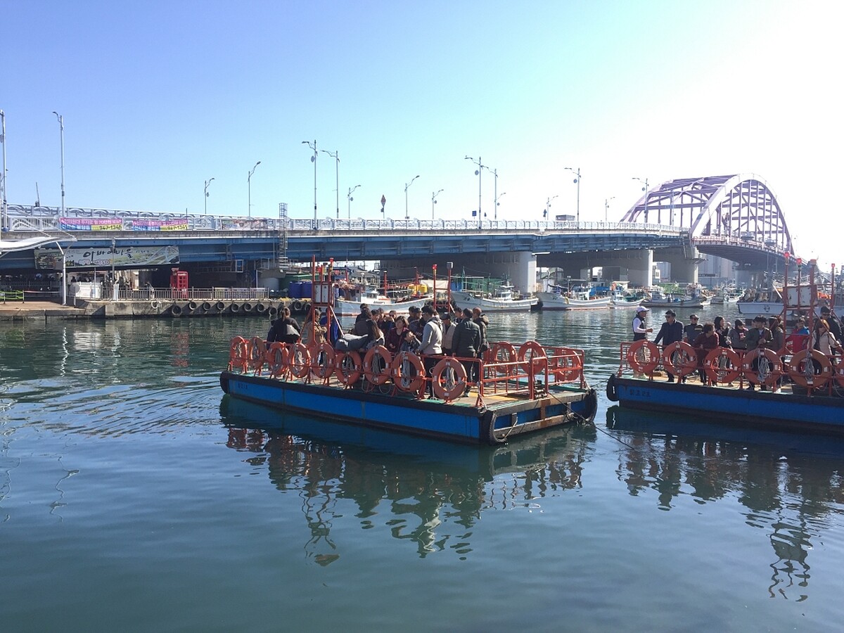 前往阿爸村唯一的交通工具「人力渡船」。