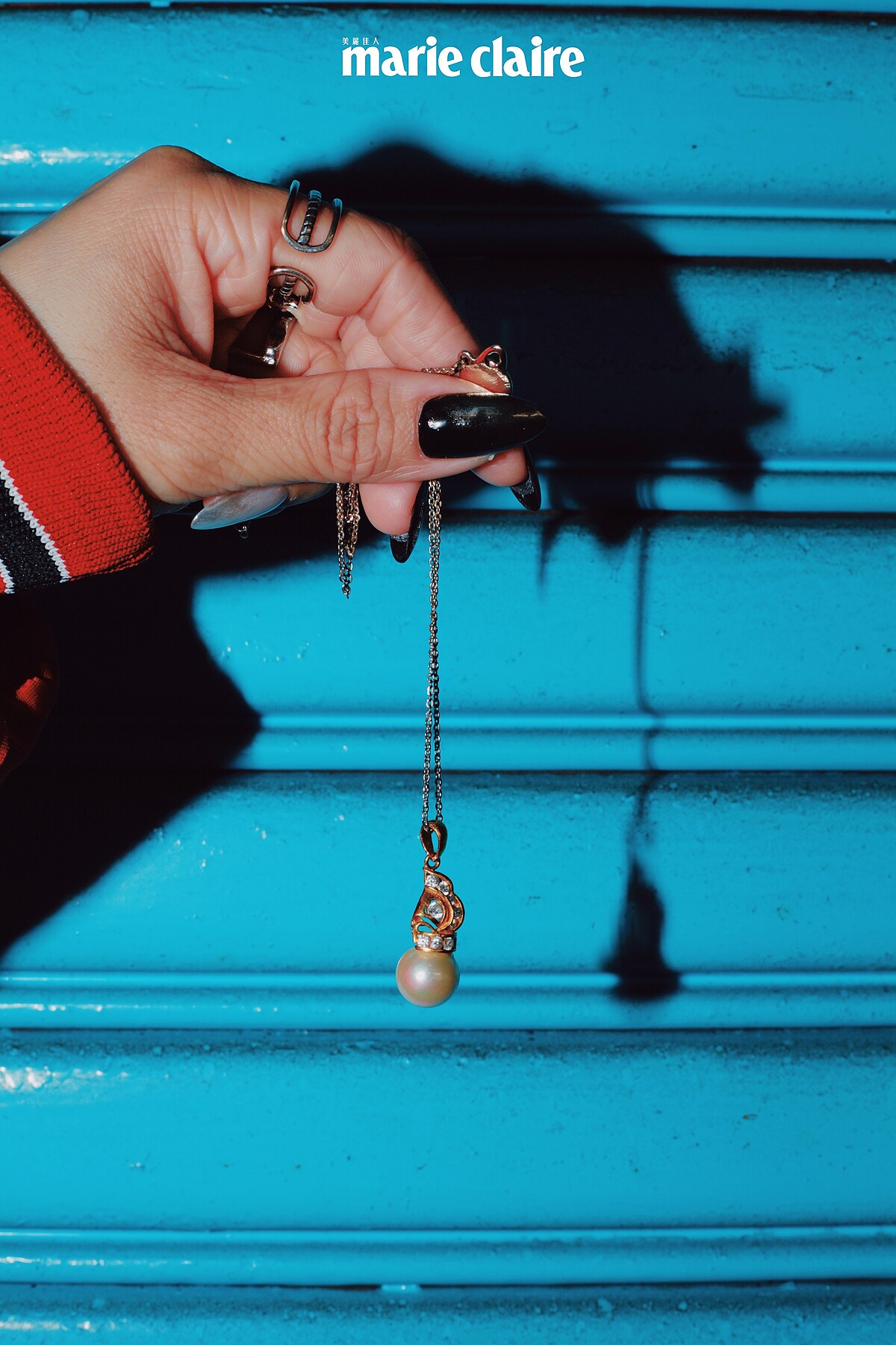 ▲衛柔伊把阿嬤的珍珠墜飾做成耳環。