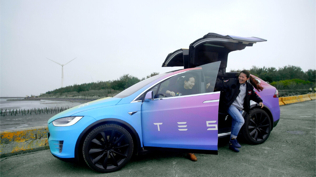 獲選者 Wendy 與她的朋友們秉持著「唯有行動，才會帶來改變。」的信念，一同駕駛彩虹 Model X 前往台灣西部海岸淨灘。