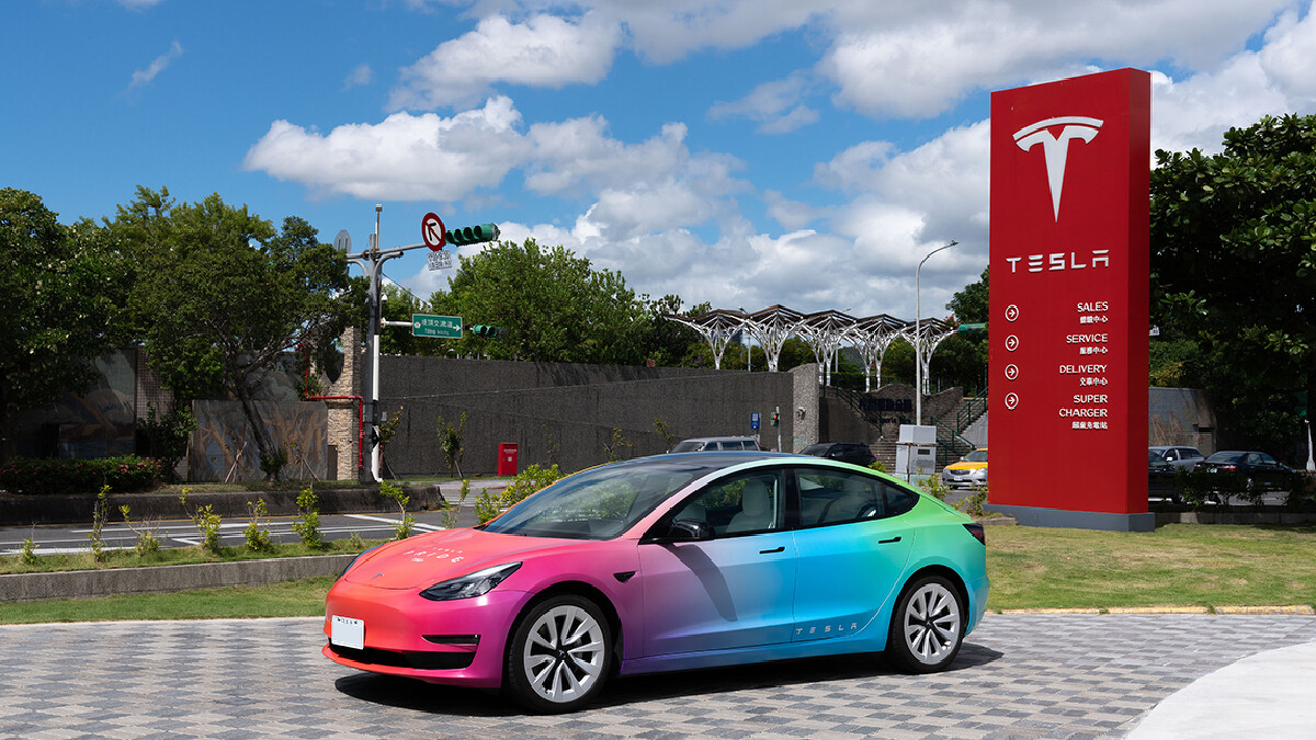 Tesla 致力於推進公司的多元化與包容性，也希望透過長期舉辦「Drive with Pride 與驕傲同行」活動，一步步匯聚「改變」的力量。