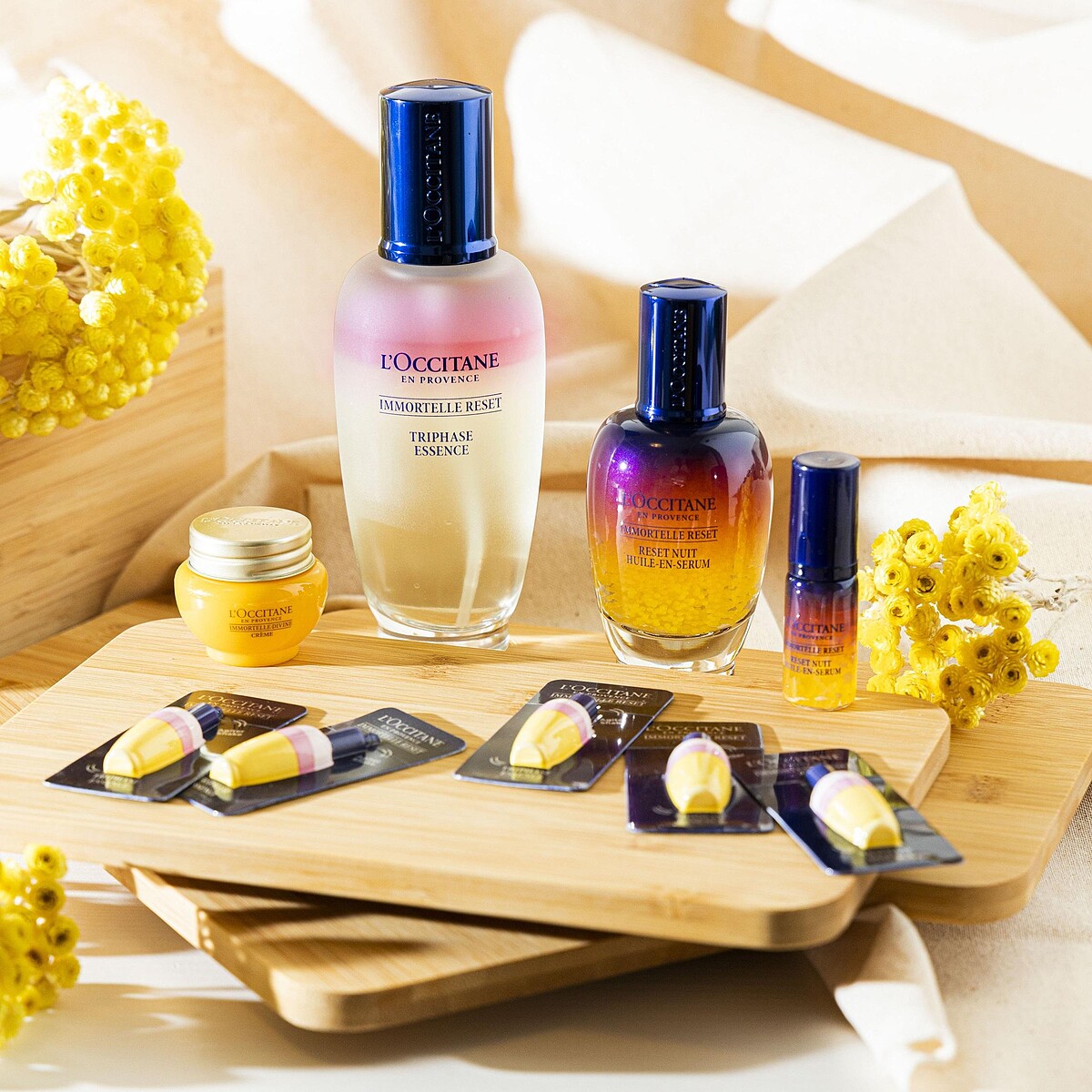 內含：光萃肌活精華水150ml(正貨)+光萃肌活露50ml(正貨)+光萃肌活露5ml+蠟菊賦活極萃霜8ml+光萃肌活精華水2ml*5 NT5,570 (原價NT7,636，73折)