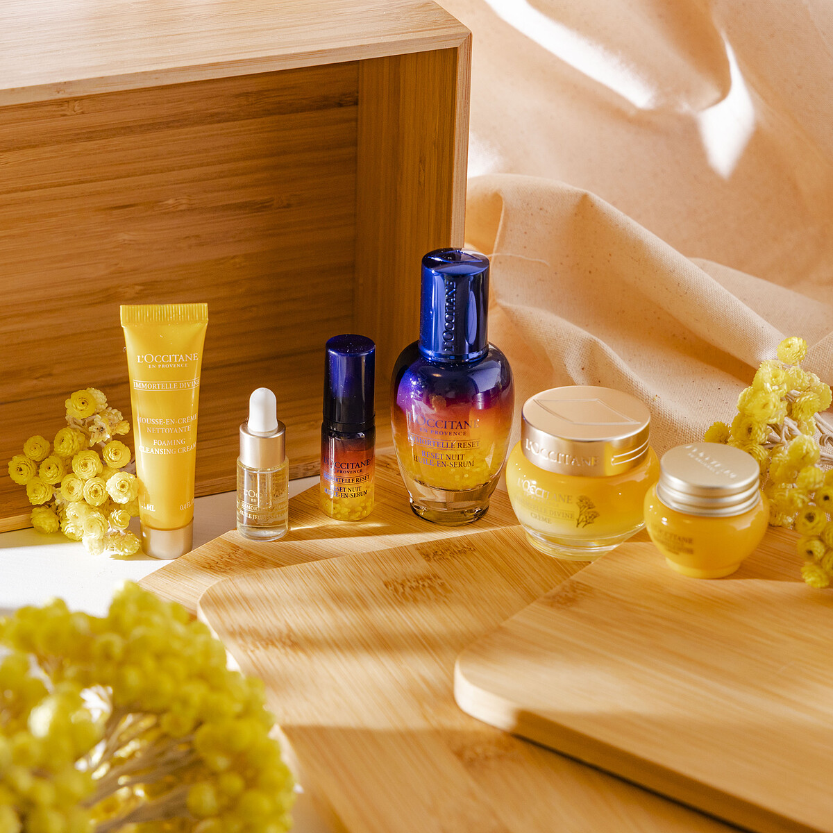 內含：光萃肌活露30ml(正貨)+蠟菊賦活極萃霜30ml(正貨)+蠟菊賦活潔面乳14ml+光萃肌活露5ml+蠟菊賦活極萃霜4ml+蠟菊賦活極萃油4ml NT4,800 (原價NT7,05，68折)