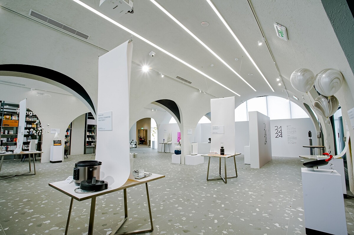 以數個拱形結構構成整個空間，彷彿讓人沈澱心情的美術館空間。