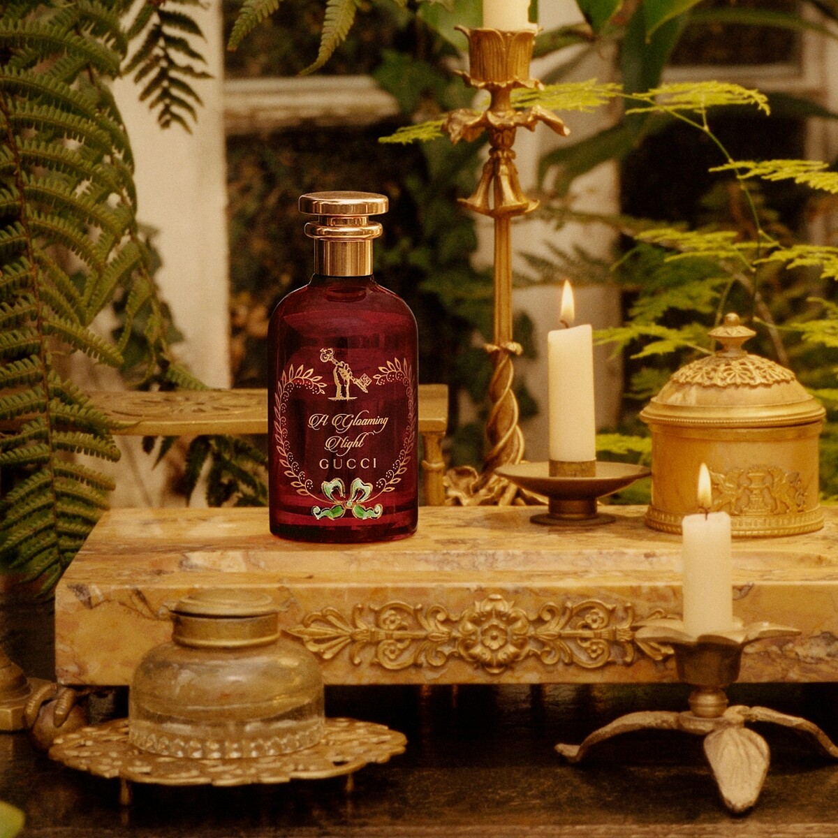 GUCC古馳煉金士花園緋之夕香水瓶採用透明寶石紅玻璃瓶身,彷彿夕陽將盡的耀眼紅光。裡面盛裝不分性別的氣味標誌,既剛強又柔和、亮眼又安神,如同日落之美。