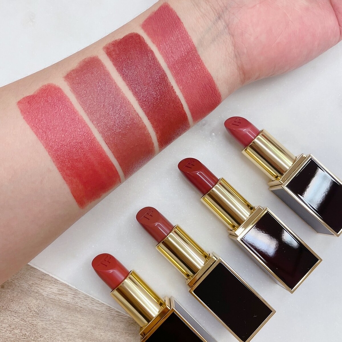 TOM FORD NUDE LIP木質調唇膏刷色，左起依序為：N1、N2、N3、03。