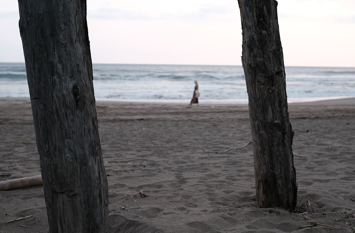 像在兩根柱子間窺探自己(洪群甯 攝)