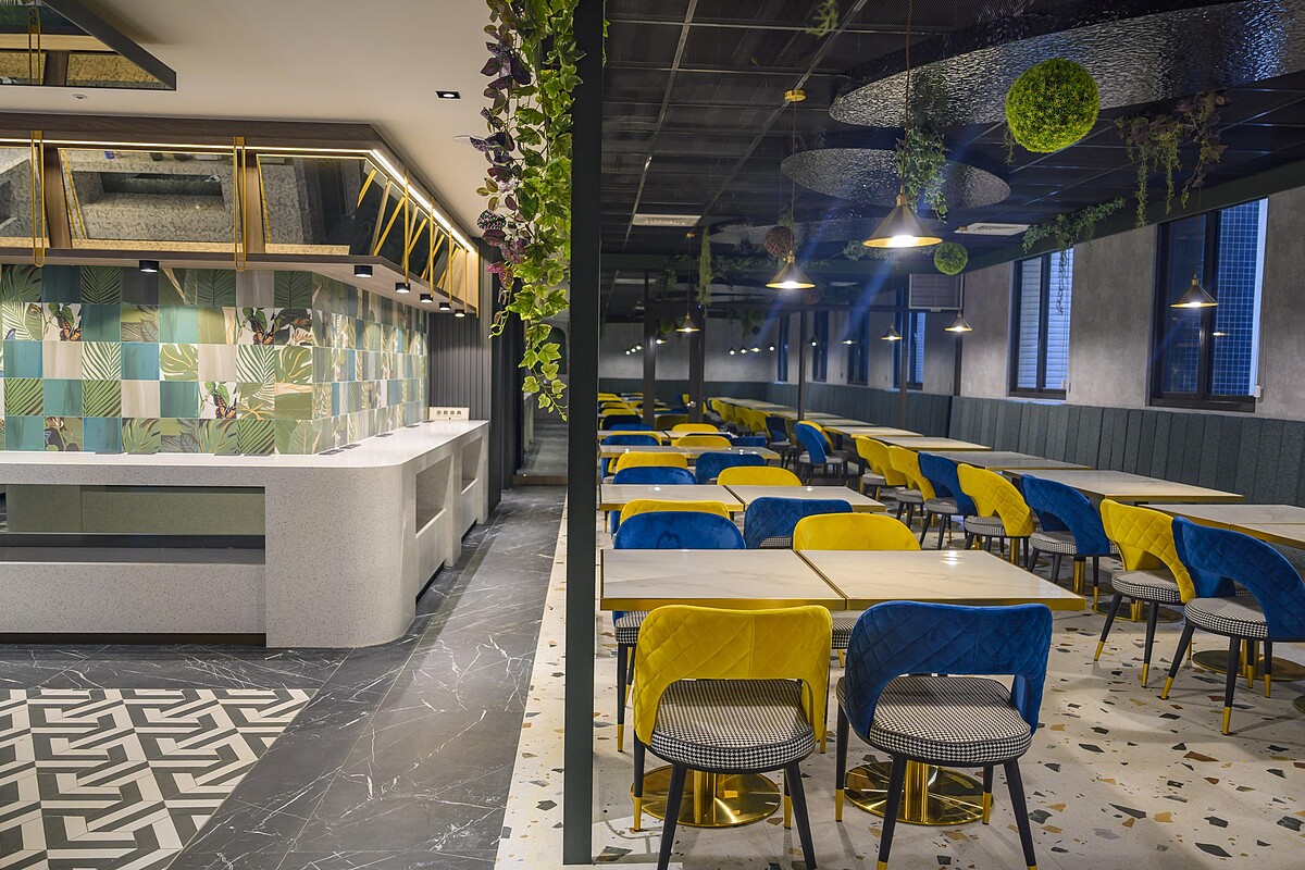 高雄天子閣飯店2餐鮮明藍黃色配色餐廳