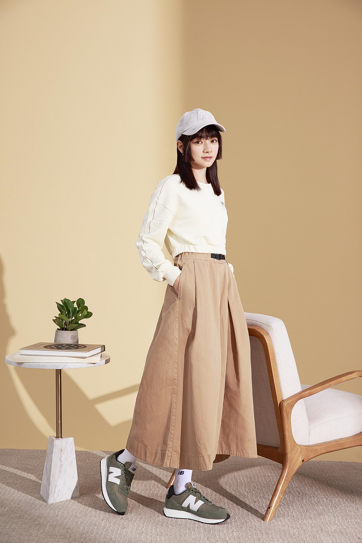 鴨舌帽，NT780、短版剪裁Logo上衣，NT1,080、MS237UTI鞋款，NT2,680，ALL by New Balance