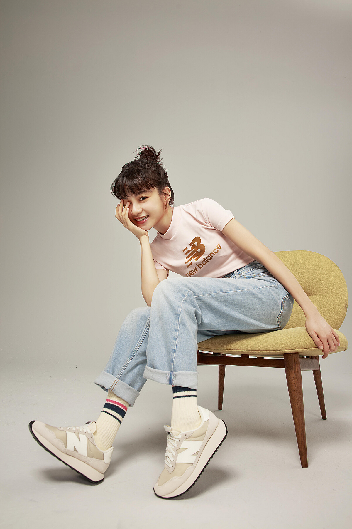 粉色高領短袖上衣，NT880、條紋中筒襪，NT230、WS237DH1鞋款，NT 2,680 。All by New Balance