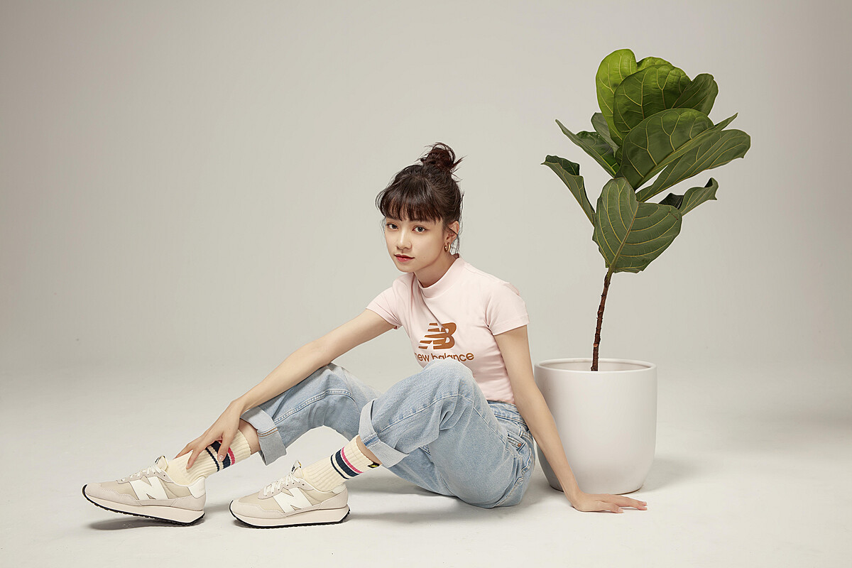 粉色高領短袖上衣，NT880、條紋中筒襪，NT230、WS237DH1鞋款，NT2,680 。All by New Balance