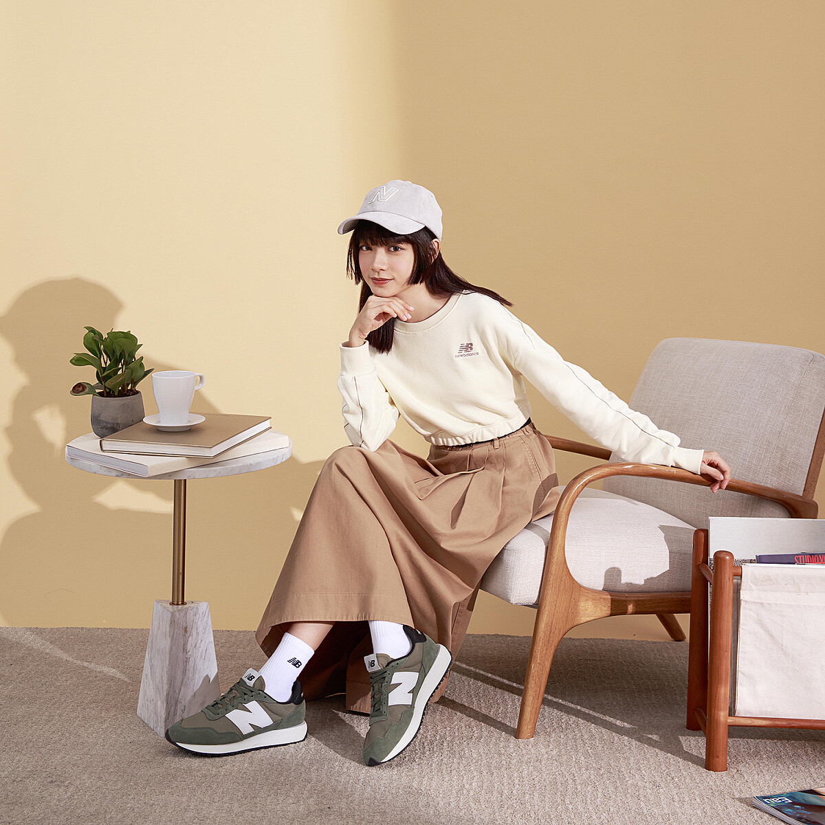 鴨舌帽，NT780、短版剪裁Logo上衣，NT1,080、MS237UTI鞋款，NT2,680，ALL by New Balance