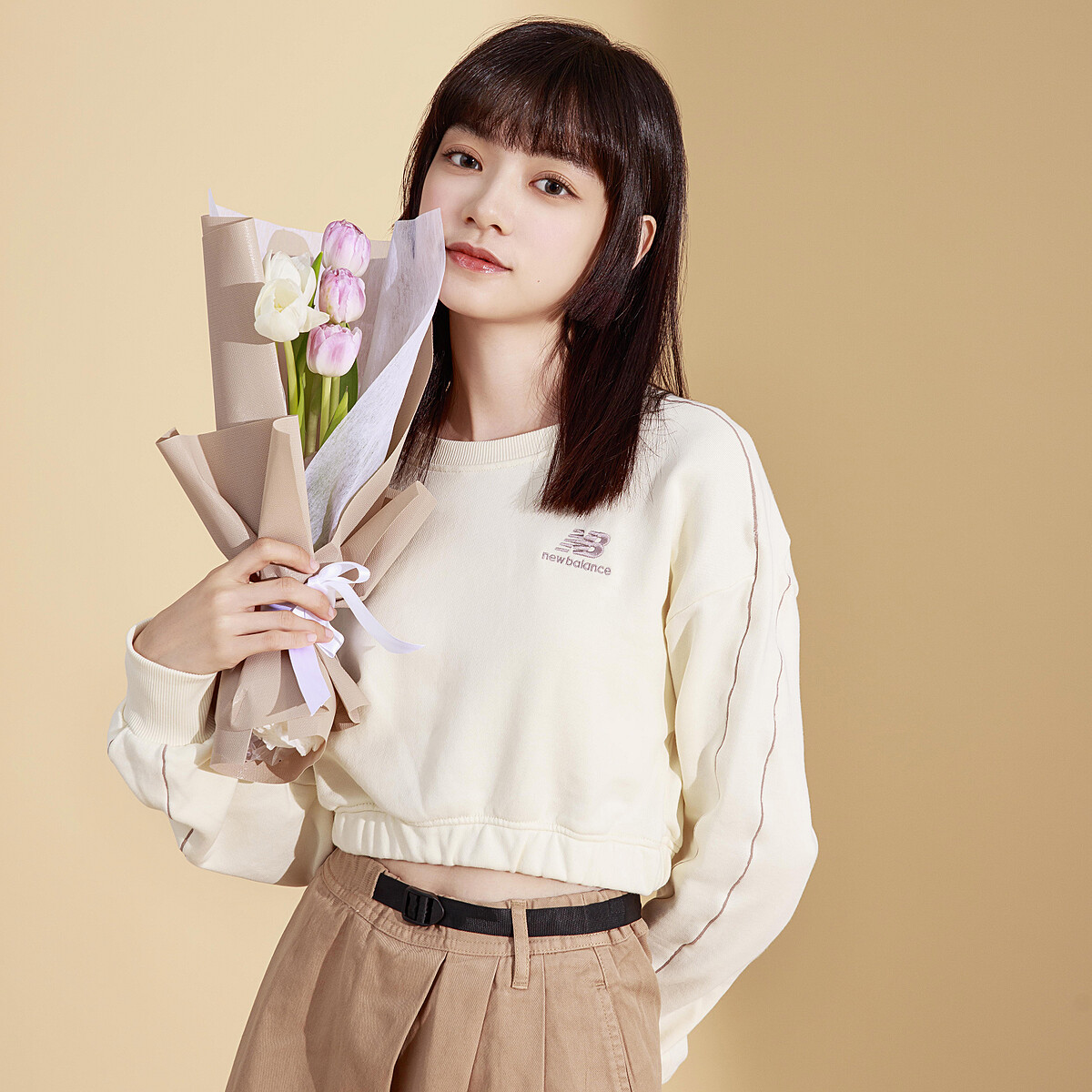 New Balance短版剪裁Logo上衣，NT 1,080