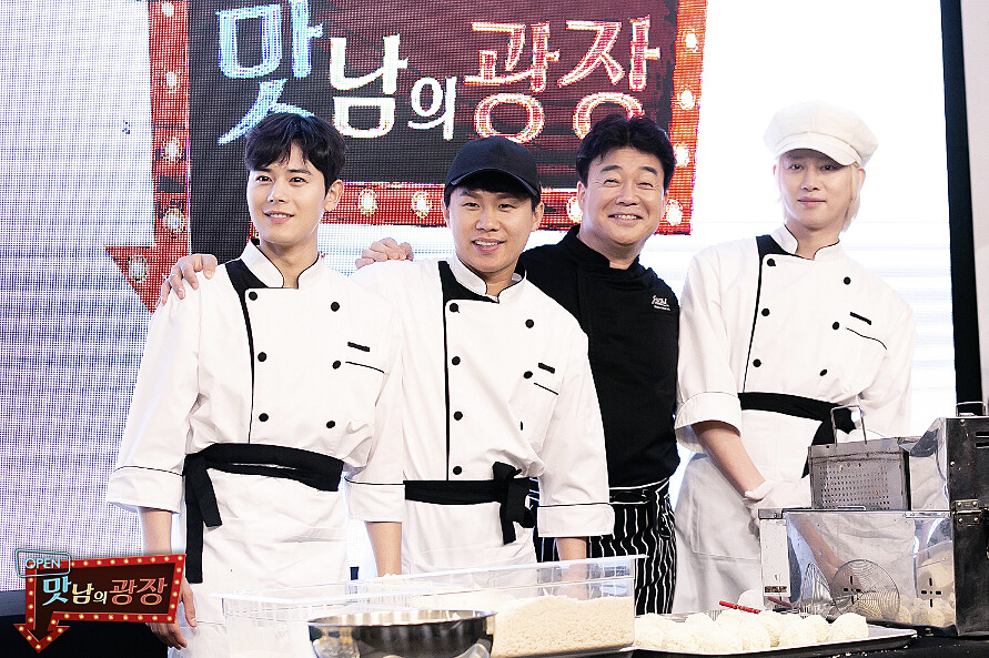 開播時成員左起有金桐俊、梁世炯、金希澈，黑衣服為白種元老師。