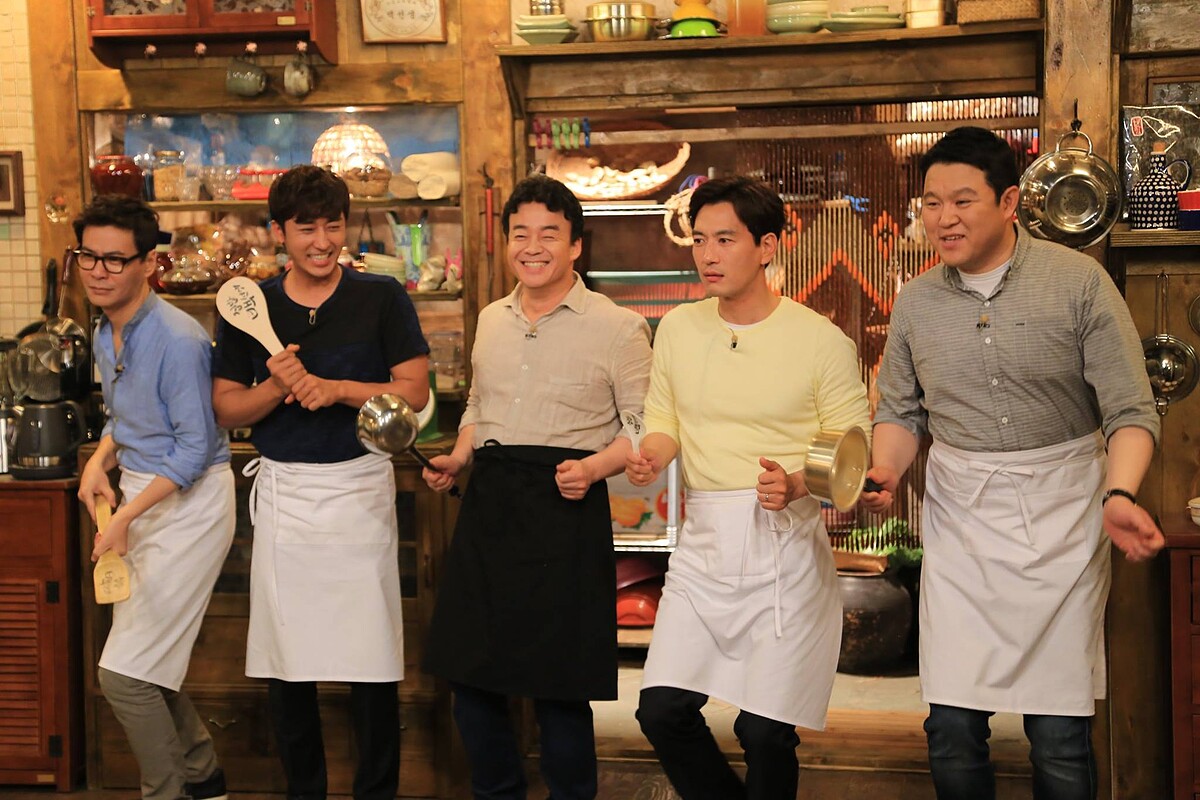 第一季成員為右起尹尚、孫浩俊、白種元老師、朴正哲、金九拉。