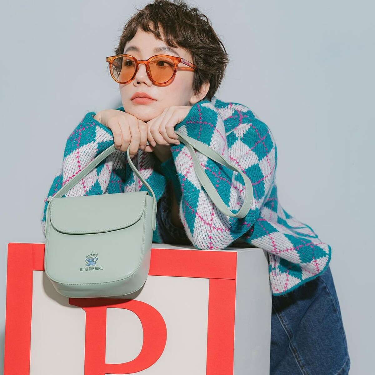 玩具總動員三眼怪款斜背貝殼包，NT780