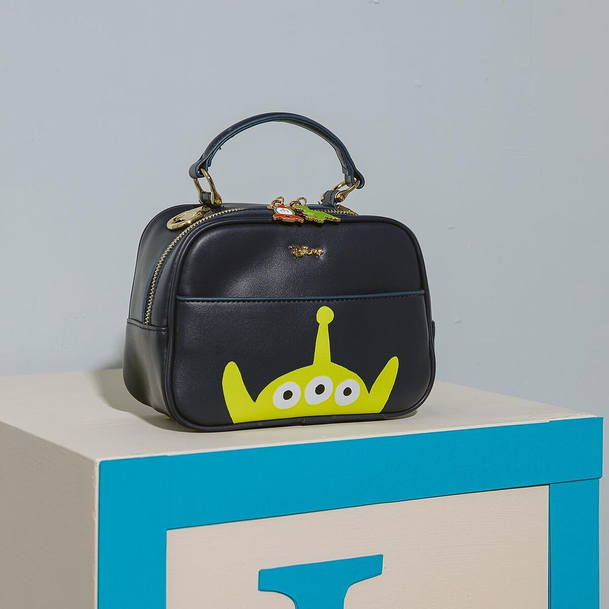 玩具總動員三眼怪款大臉手提肩背包，NT1,280