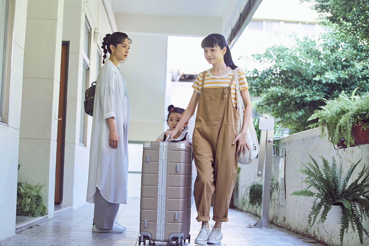 《無神之地不下雨》曾之喬（左）納悶姚愛寗（右）絲毫忘記昨晚妹妹（中）失蹤之事