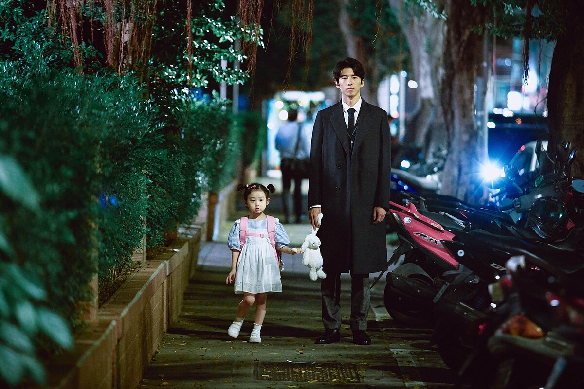 《無神之地不下雨》「小愛玉」葉子綺（左）向「雨之神」傅孟柏求「牽牽」，奶音融化眾人